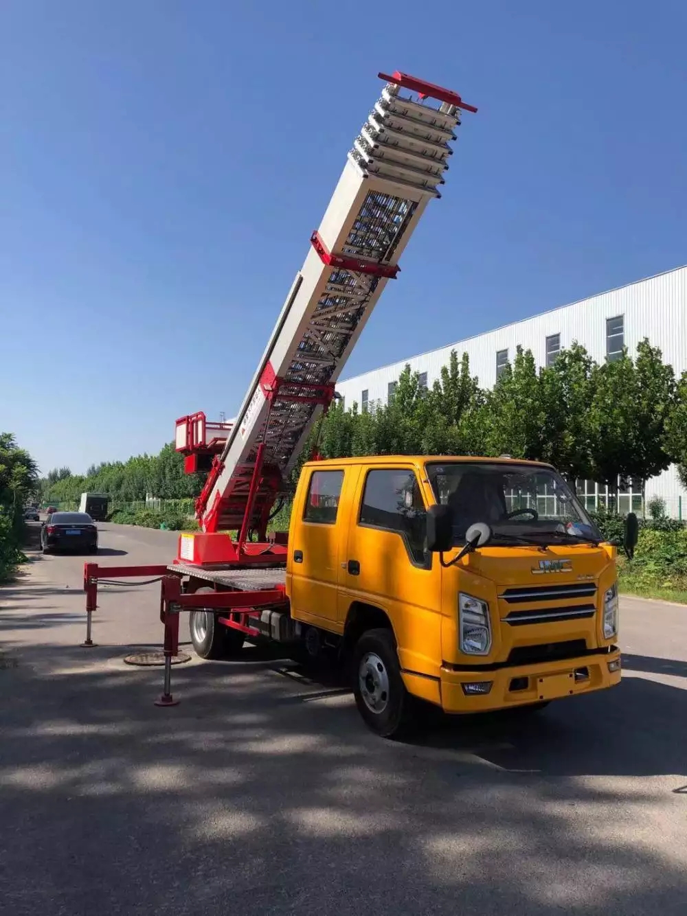 来凤附近的云梯车出租服务：轻松解决高空作业需求