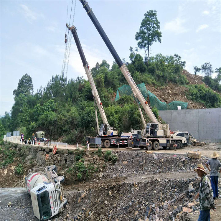 来凤汽车掉沟里叫吊车救援要多少钱